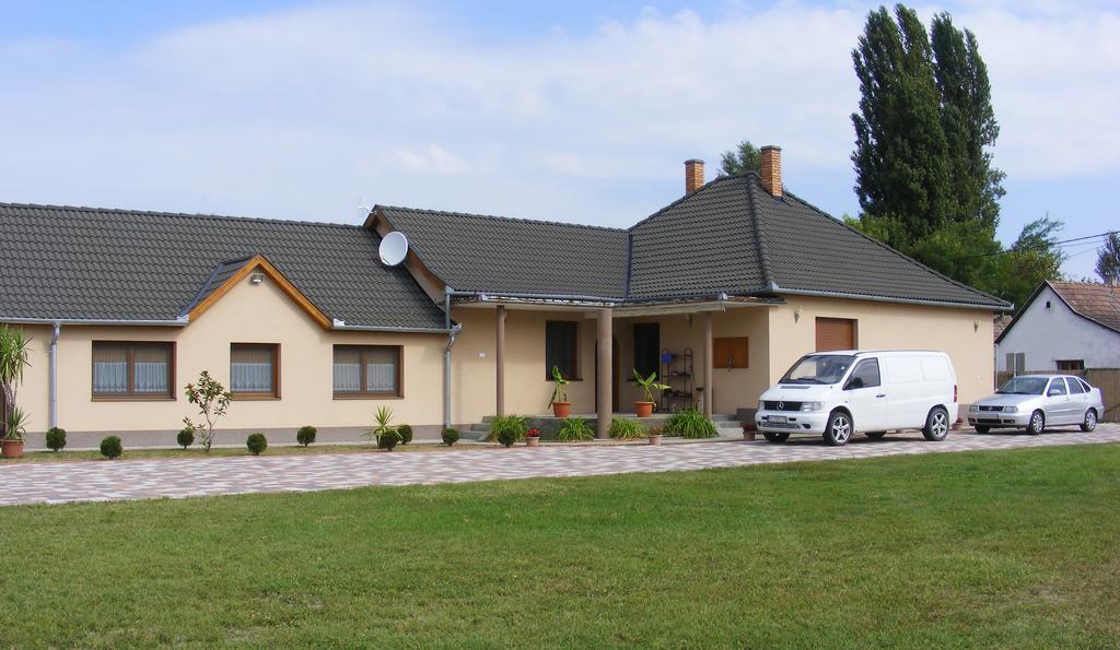 Отель Szerencsecsillag Vendeghaz Кишкёрёш Экстерьер фото